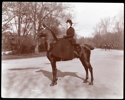 Portrait de Mlle Beach posée sur un cheval sur le sentier de bridle à Central Park, 1898 - Byron Company